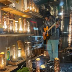 橘通りにある駄bamboo店内にてアコースティックギターを弾いてくれたshowzo君