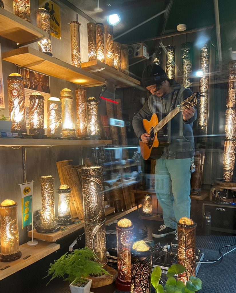 橘通りに構える駄bambooの店舗にてアコースティックギターを弾いてくれたshowzo君